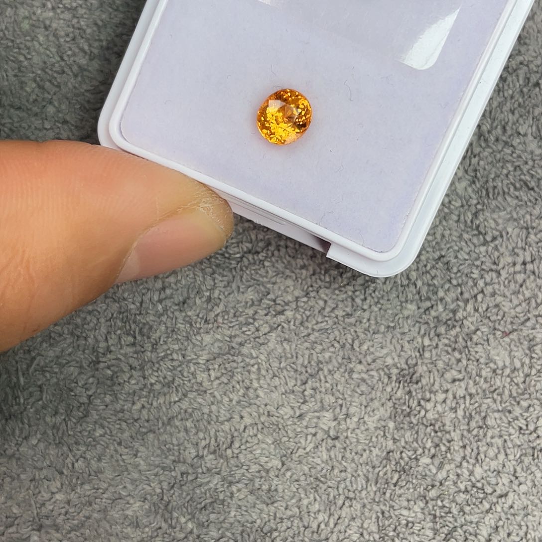 石榴石（芬达石）裸石未镶嵌1.25Ct。  