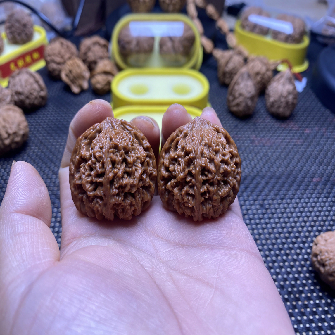 文玩核桃满天星红皮密纹狮子头把件盘玩