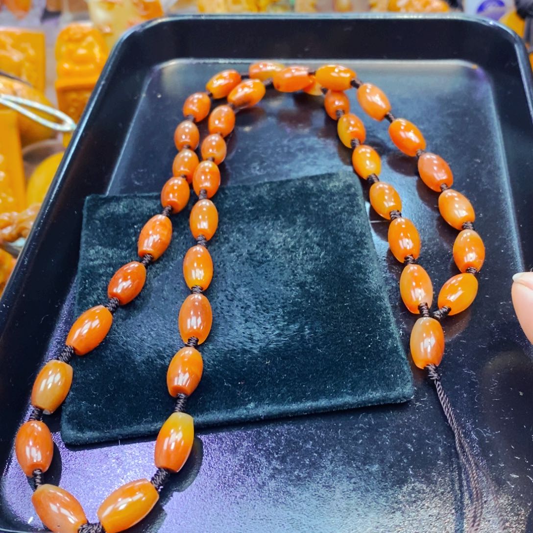 未镶嵌石英质玉（黄龙玉）颈饰