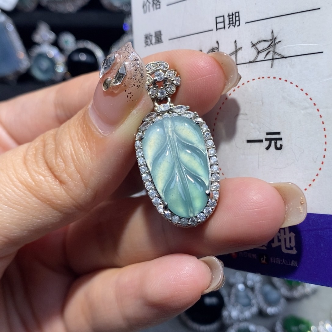 翡翠颈饰未镶嵌翡翠