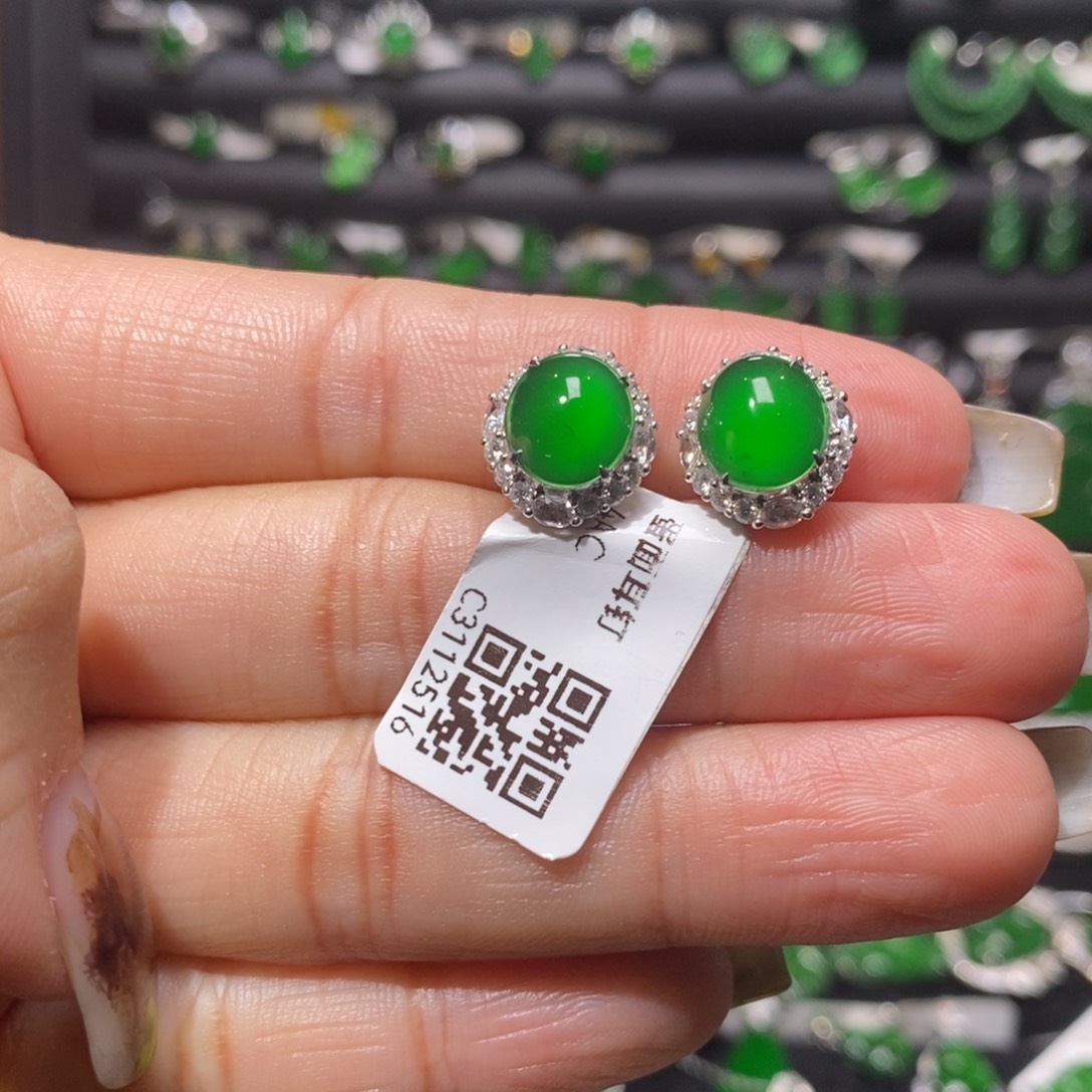 翡翠颈饰18K金镶嵌蛋面耳钉