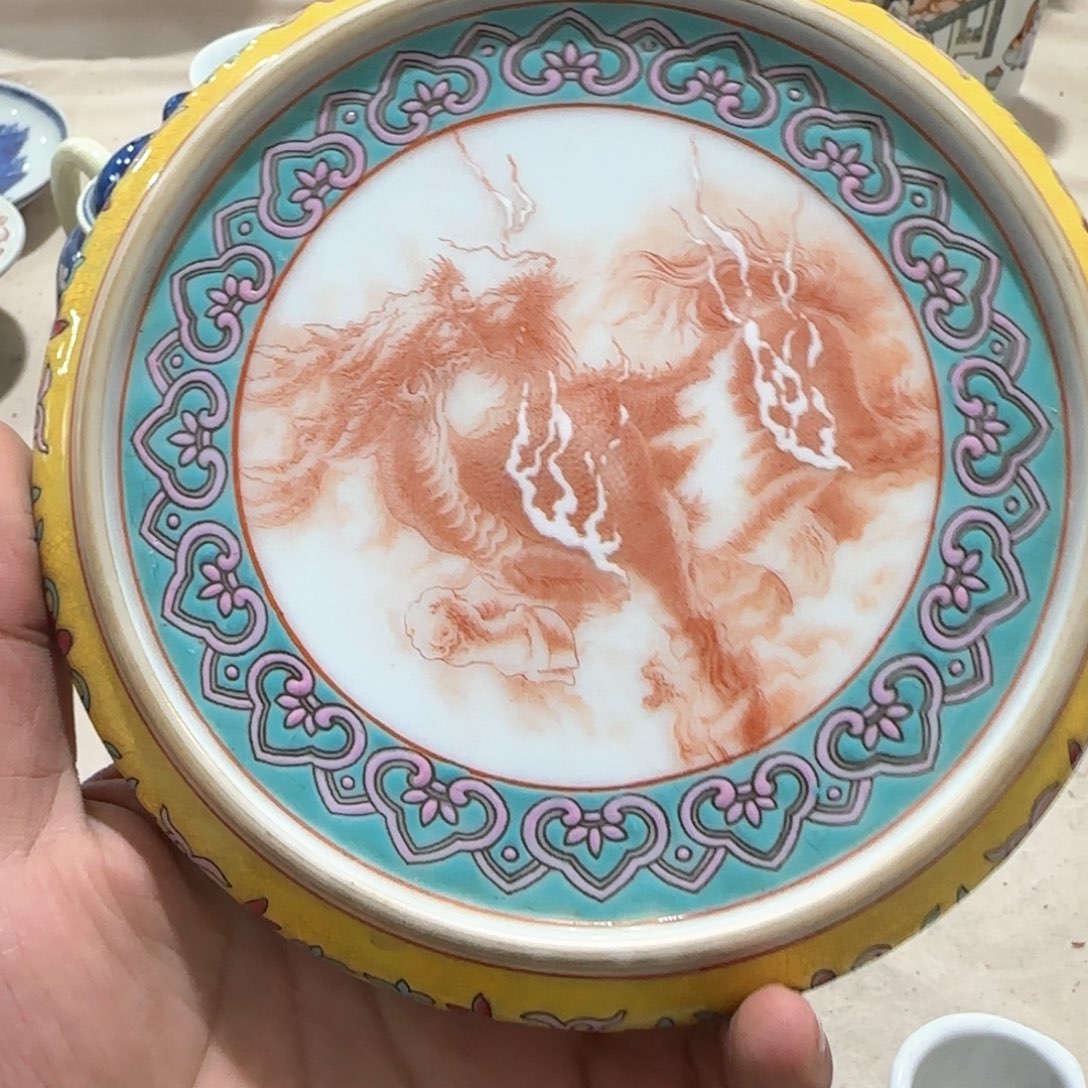 瓷片瓷器上用白泥雕刻出来后被
