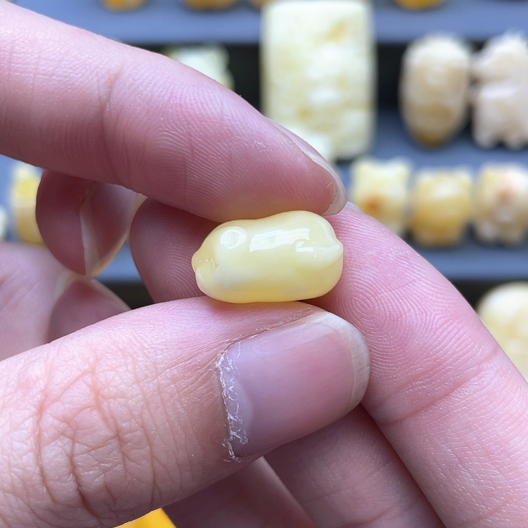 琥珀裸石未镶嵌蜜蜡