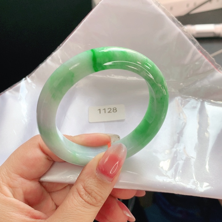 翡翠未镶嵌手镯03。