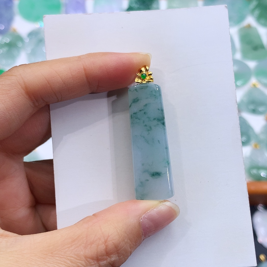 翡翠18K金镶嵌颈饰翡翠吊坠