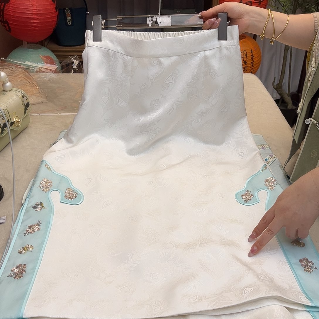 刺绣半裙带通如意头