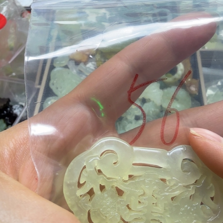 透闪石-蛇纹石玉挂坠未镶嵌