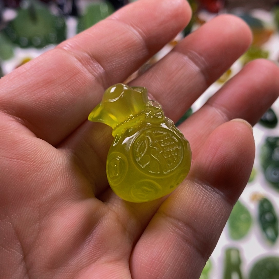 蛇纹石玉颈饰未镶嵌