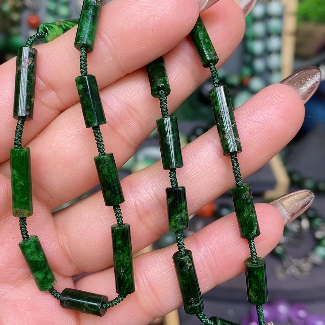 翡翠颈饰未镶嵌漂亮美眉