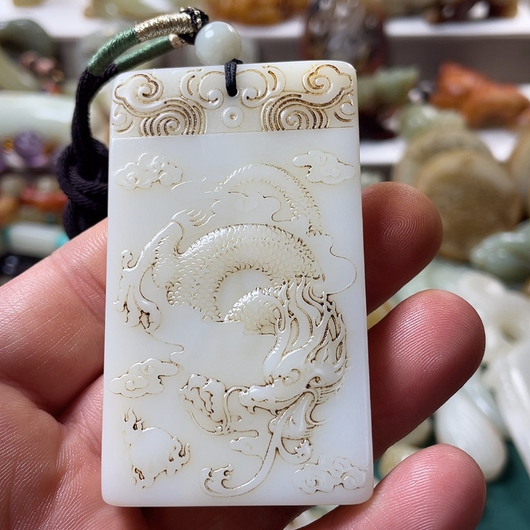 今***曲和田玉未镶嵌颈饰