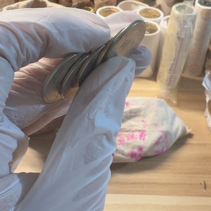 其他普通金属5枚，蒋8币