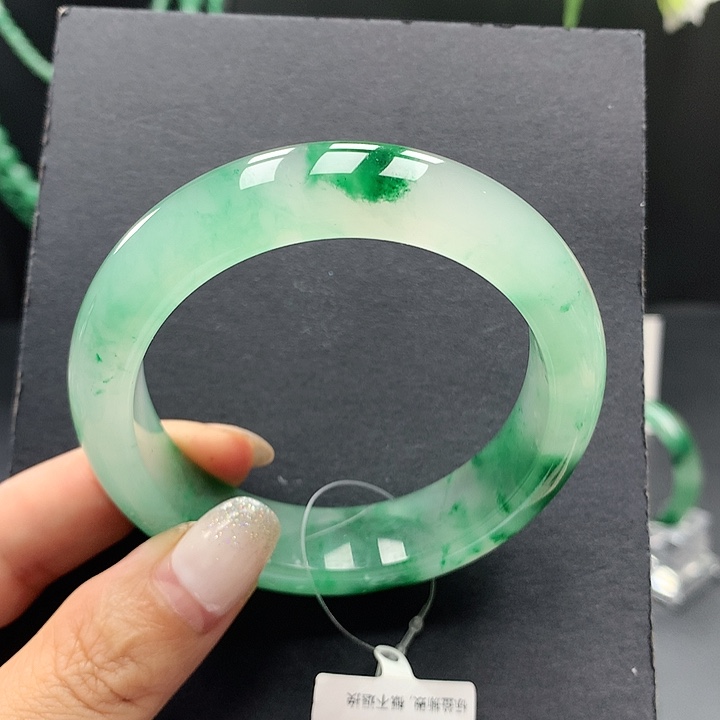 ****:未镶嵌手镯石英质玉