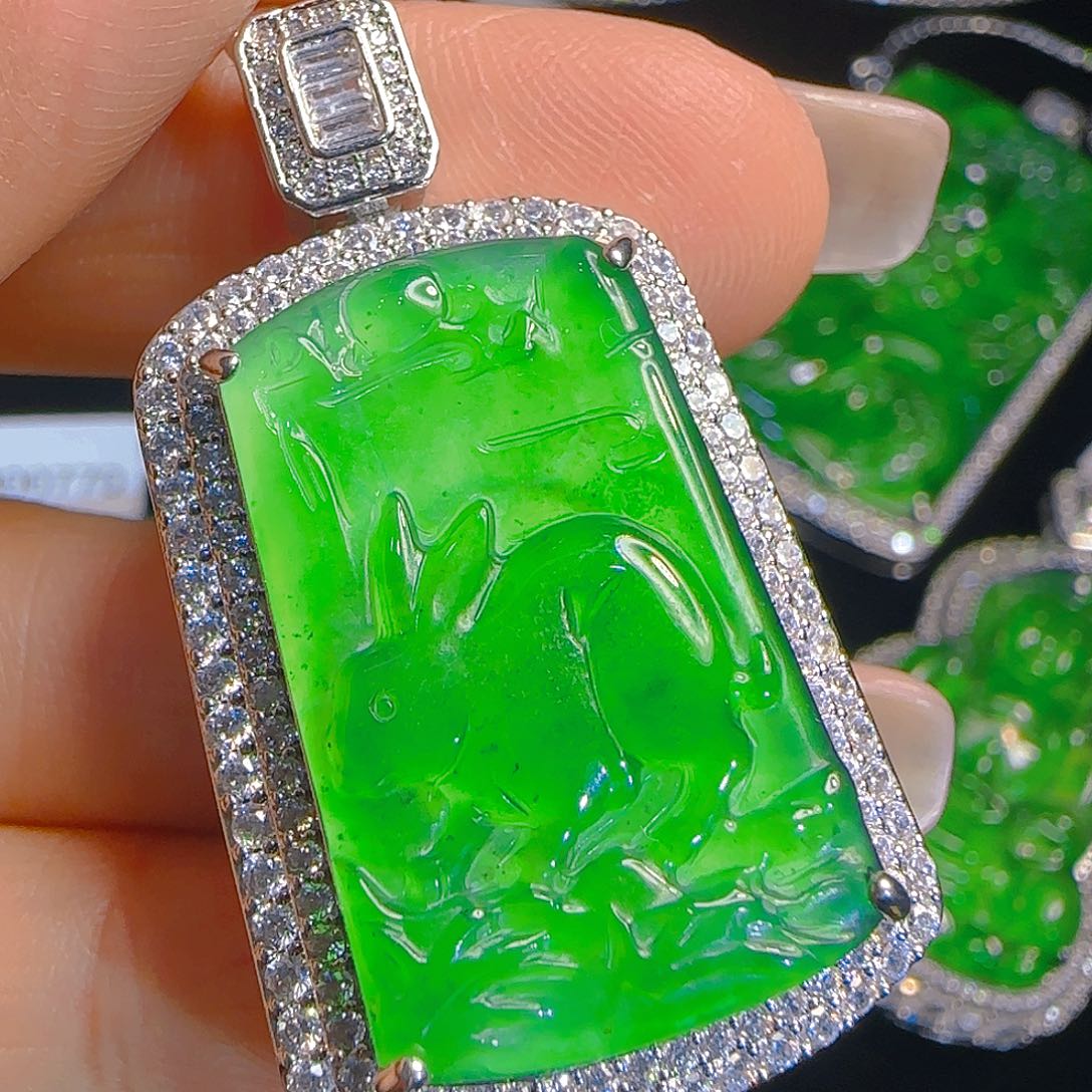 翡翠吊坠(赠链)未镶嵌