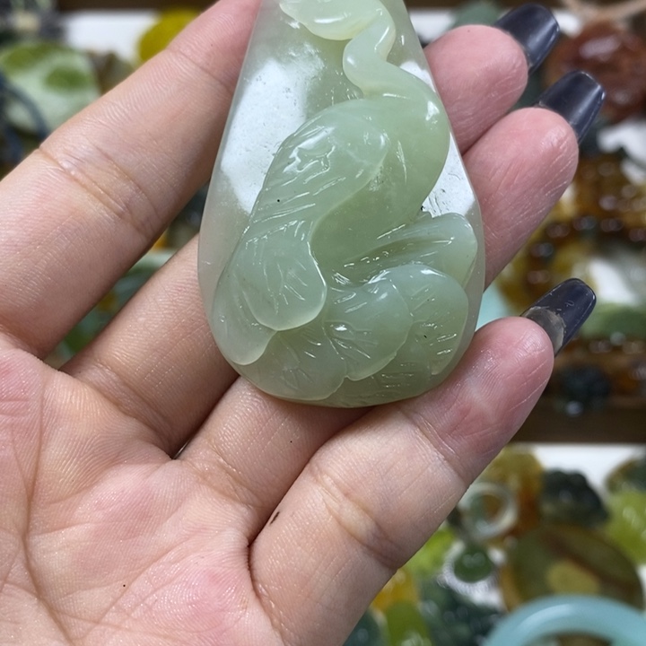 未镶嵌蛇纹石玉吊坠