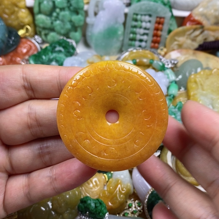 翡翠吊坠(赠链)未镶嵌