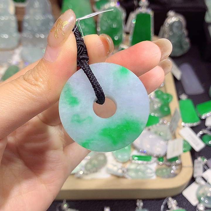 翡翠未镶嵌颈饰扣