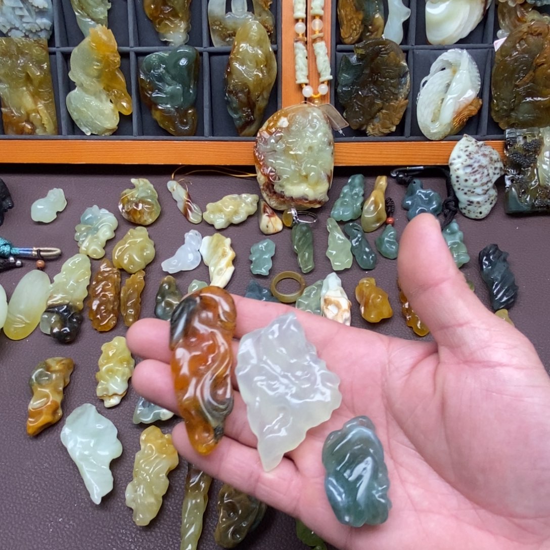 李***灿蛇纹石玉未镶嵌颈饰