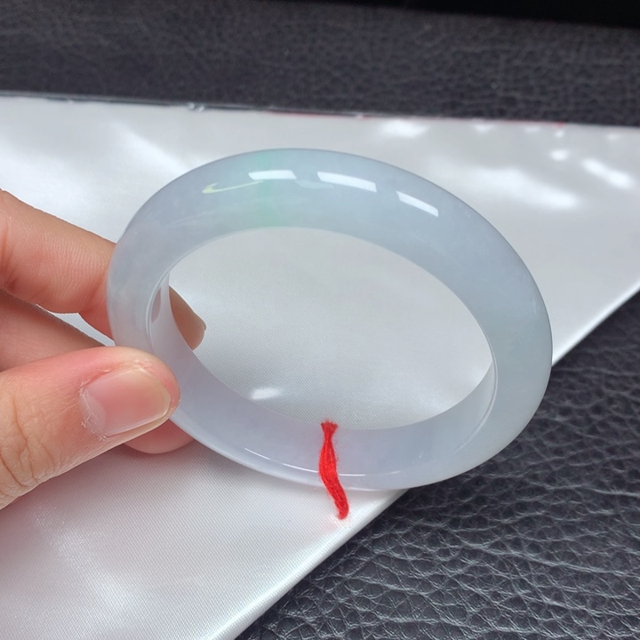 翡翠手镯未镶嵌。