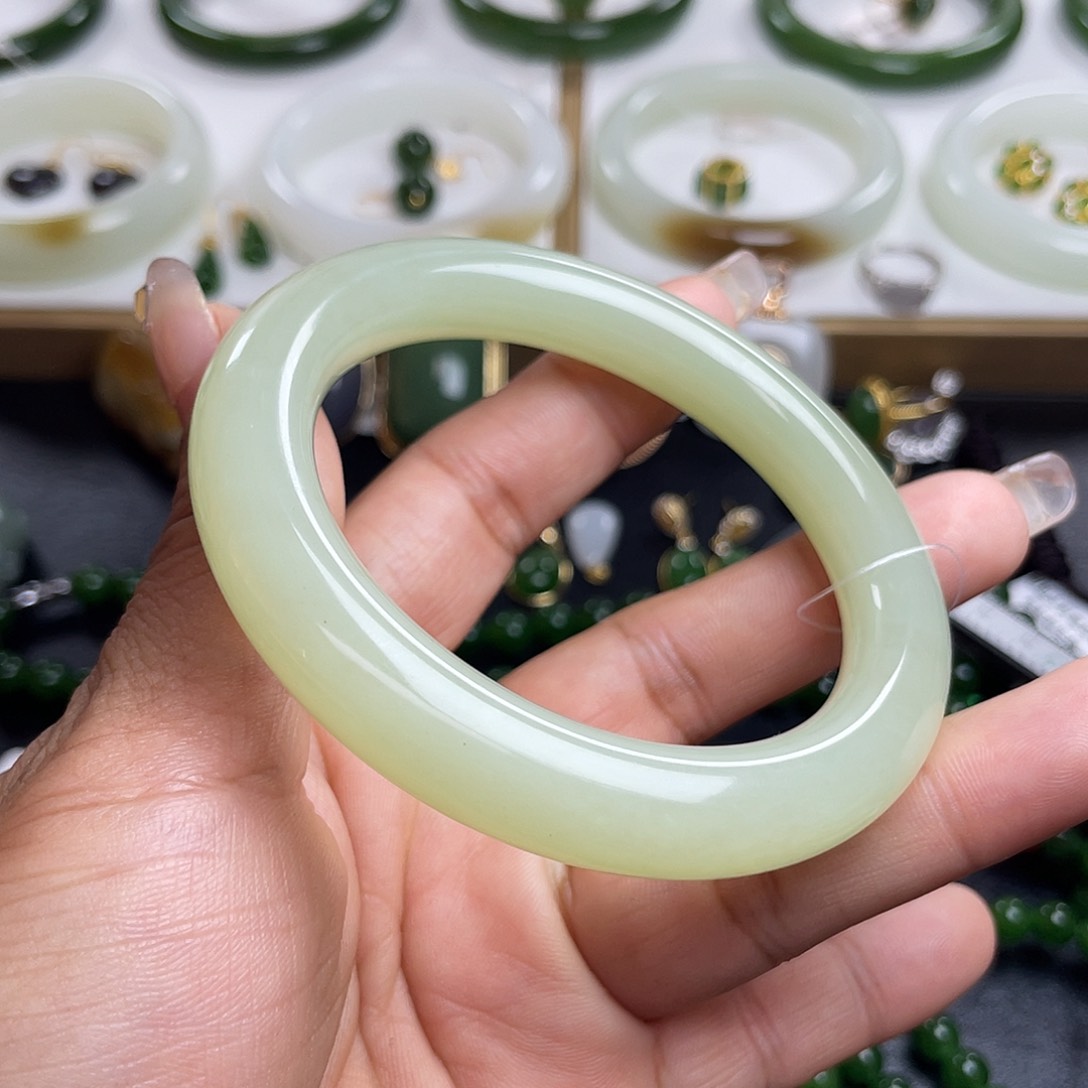 和田玉手镯未镶嵌