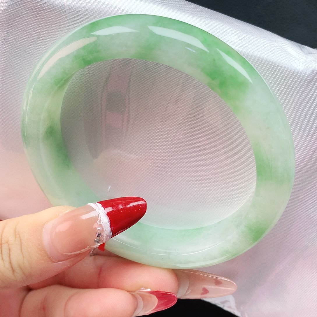 翡翠手镯未镶嵌56圈