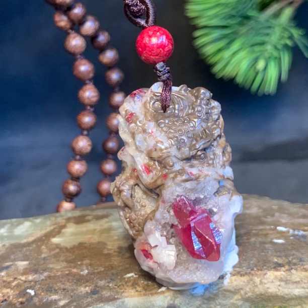 天然辰砂晶体原石精雕龙牌挂件男女款精品