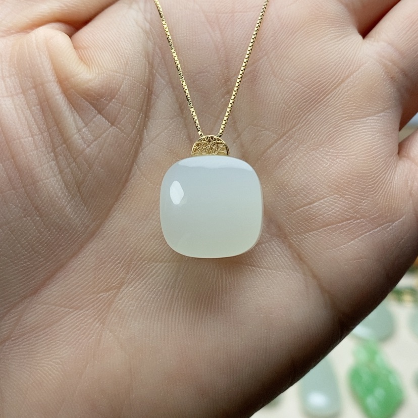 【闪购商品】颈饰18K金镶嵌和田玉