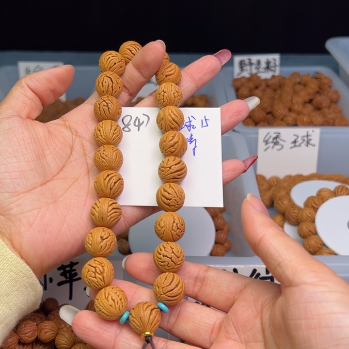 桃核把件绣球15手持