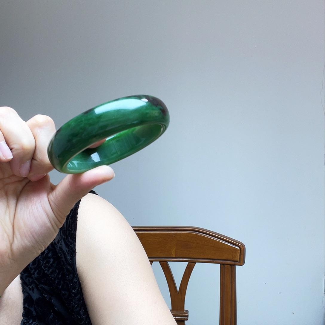 和田玉手镯未镶嵌梅**