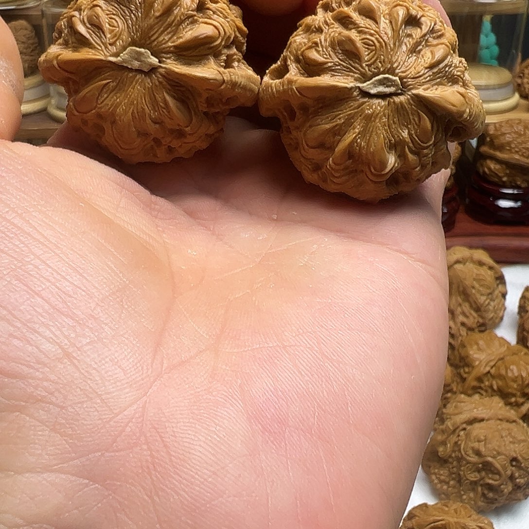 核桃宫灯雕刻吞噬