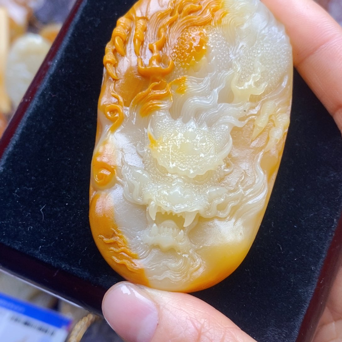 石英质玉（黄龙玉）未镶嵌颈饰