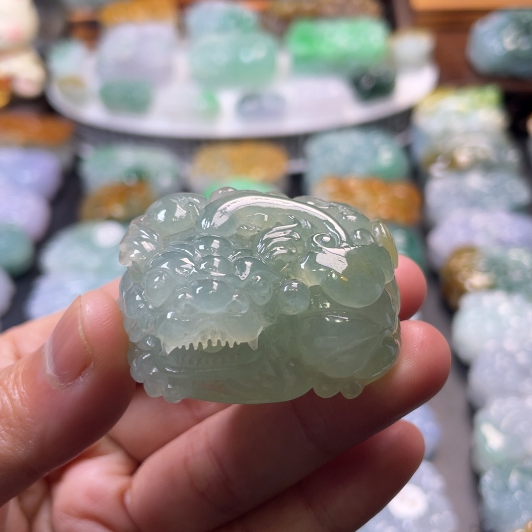 翡翠未镶嵌颈饰貔貅