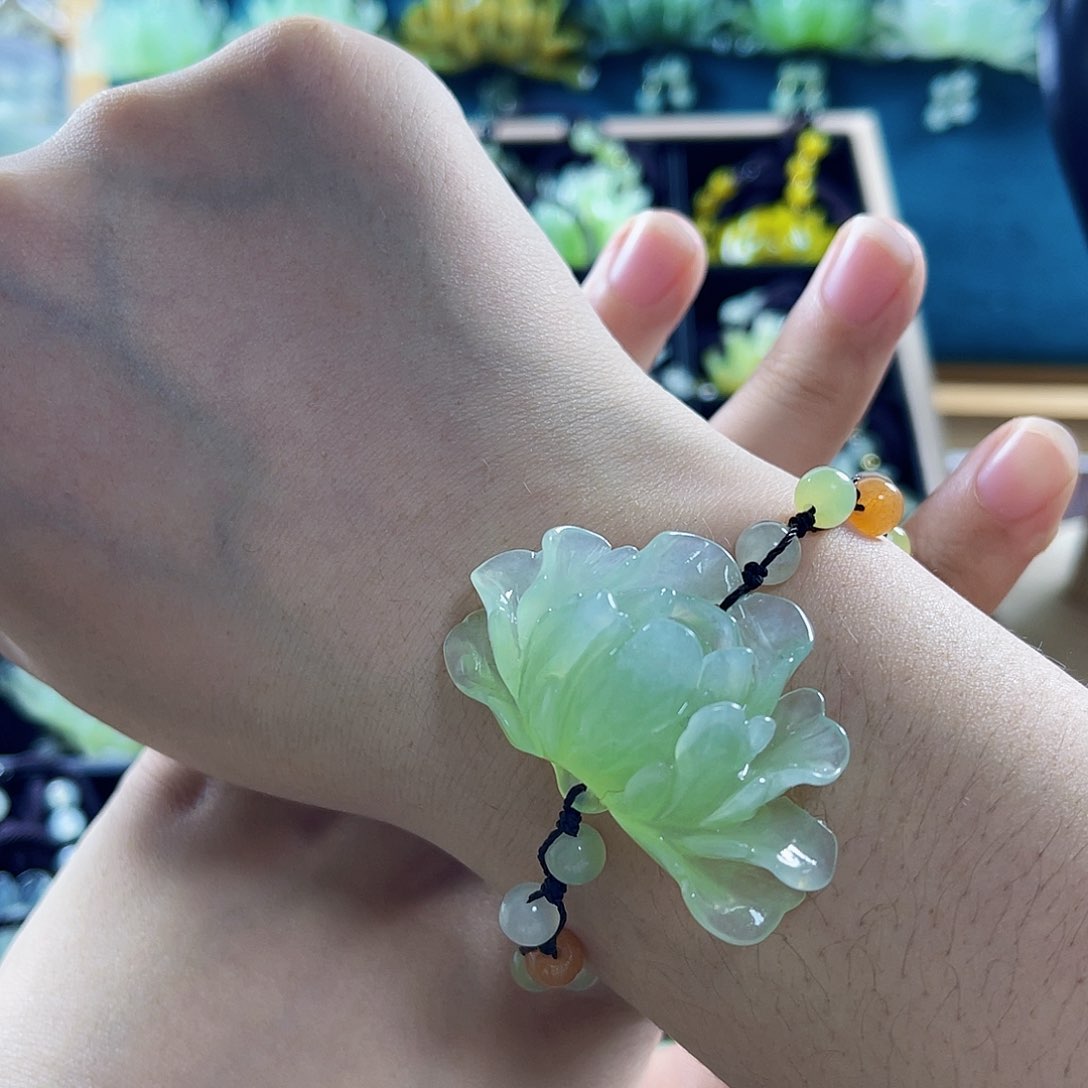 蛇纹石玉颈饰合金