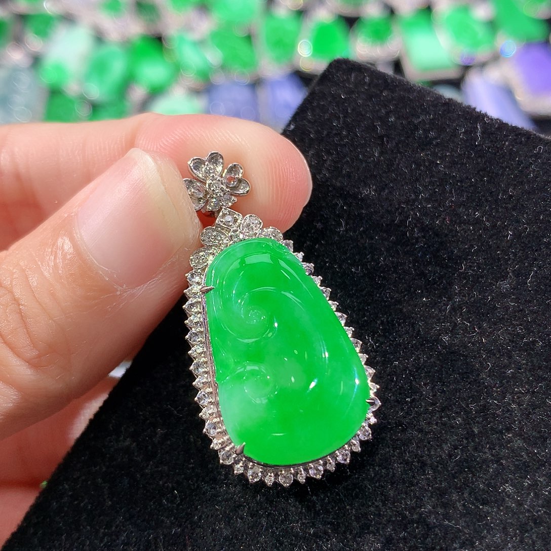 翡翠18K金镶嵌颈饰