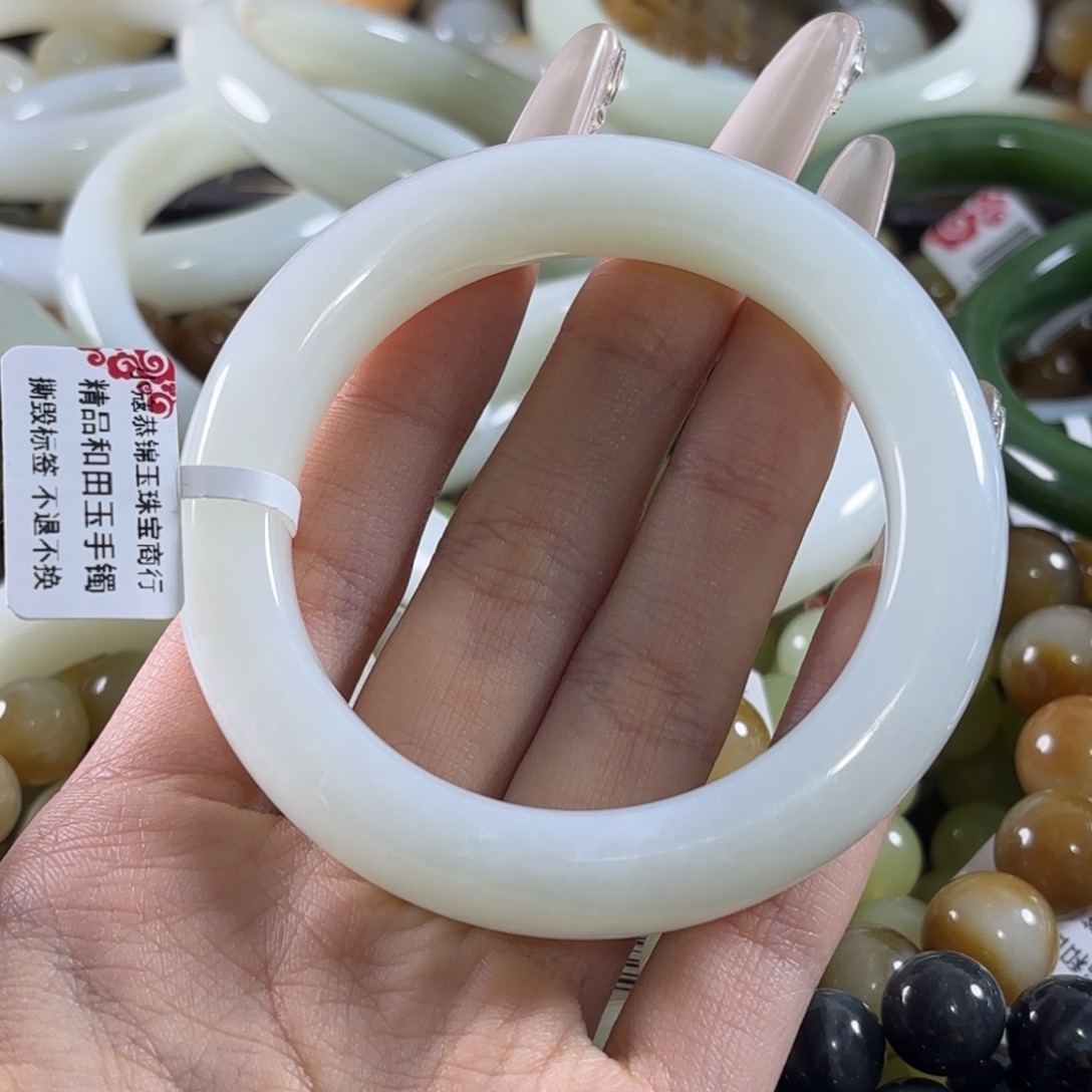 麦***菜和田玉未镶嵌手链拍18发1。173