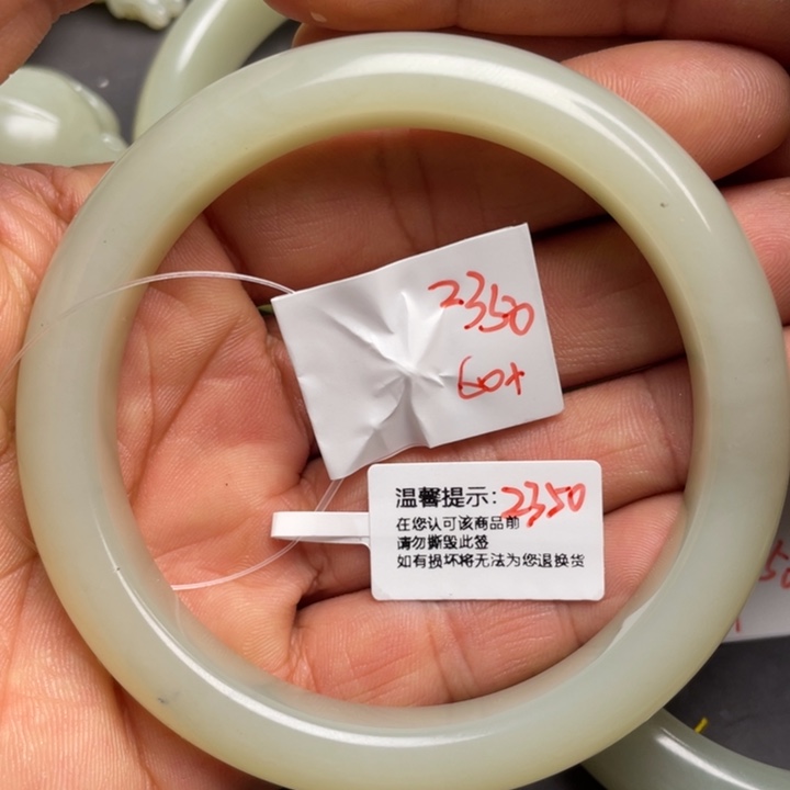 空***白和田玉未镶嵌颈饰