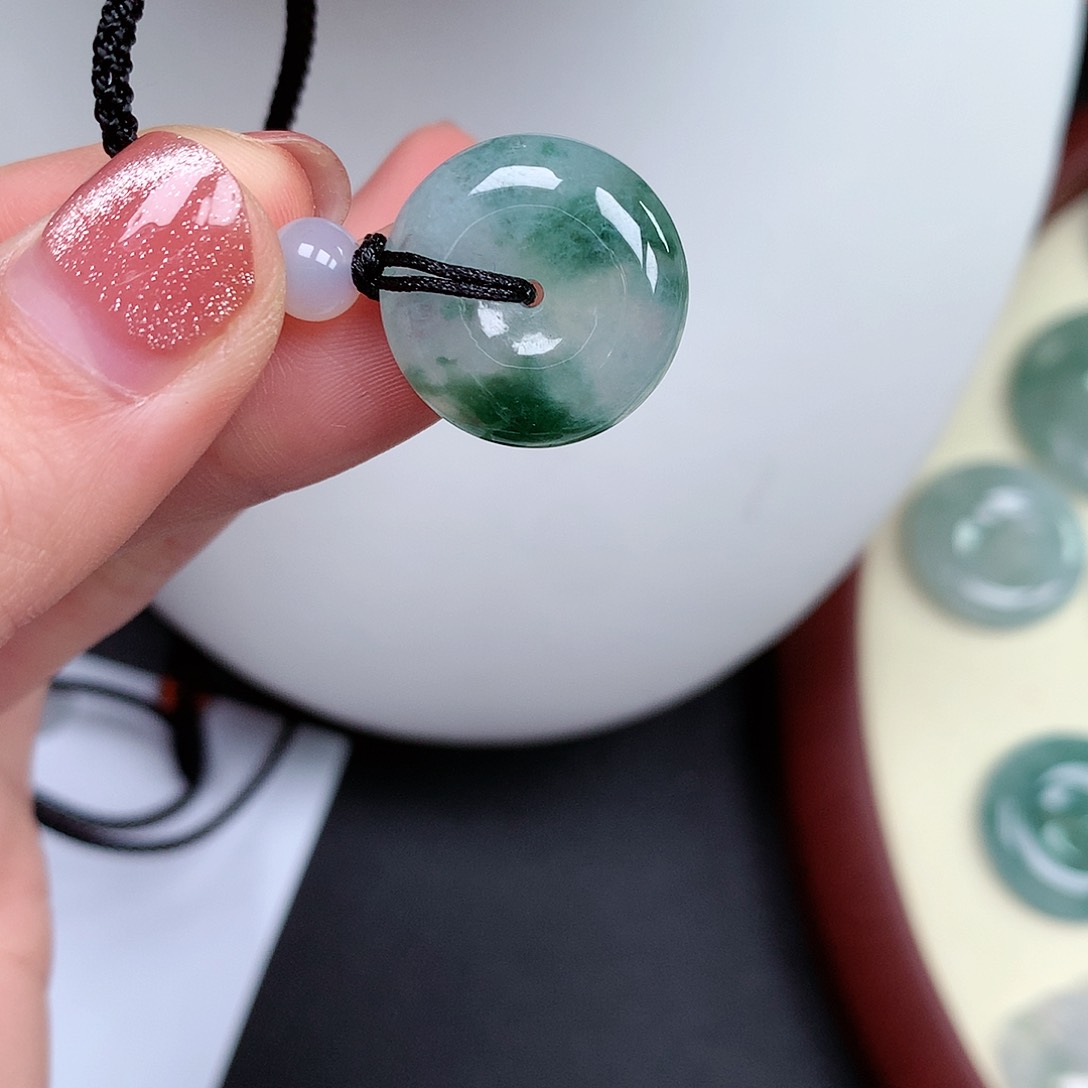 翡翠颈饰未镶嵌平安扣