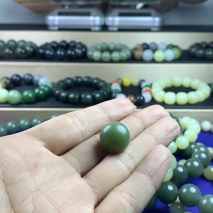 和田玉（青玉）单珠未镶嵌自**风