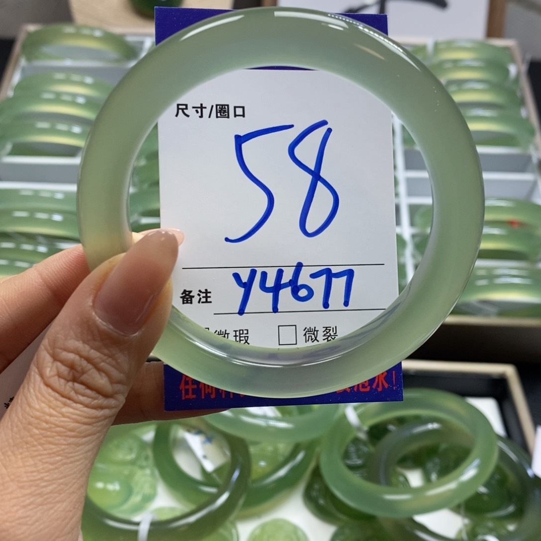 蛇纹石玉手镯未镶嵌漫*