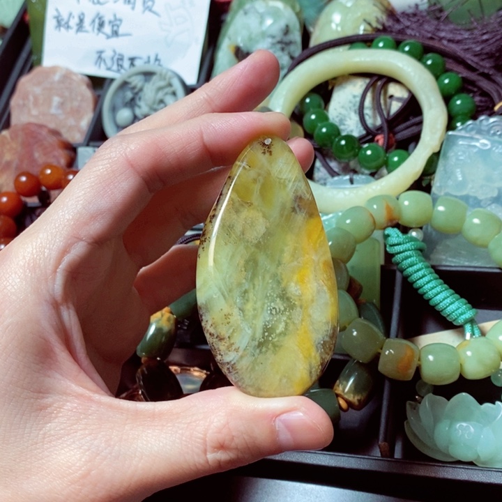 蛇纹石玉颈饰未镶嵌