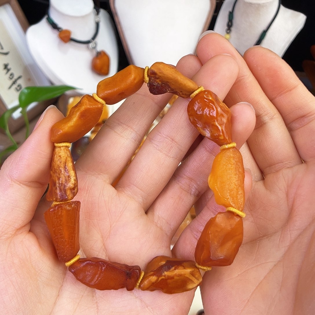 琥珀珠宝奇石未镶嵌。