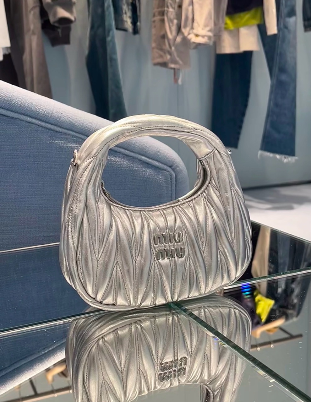 99新 MIU MIU/缪缪 展会外场！银色wonder腋下包