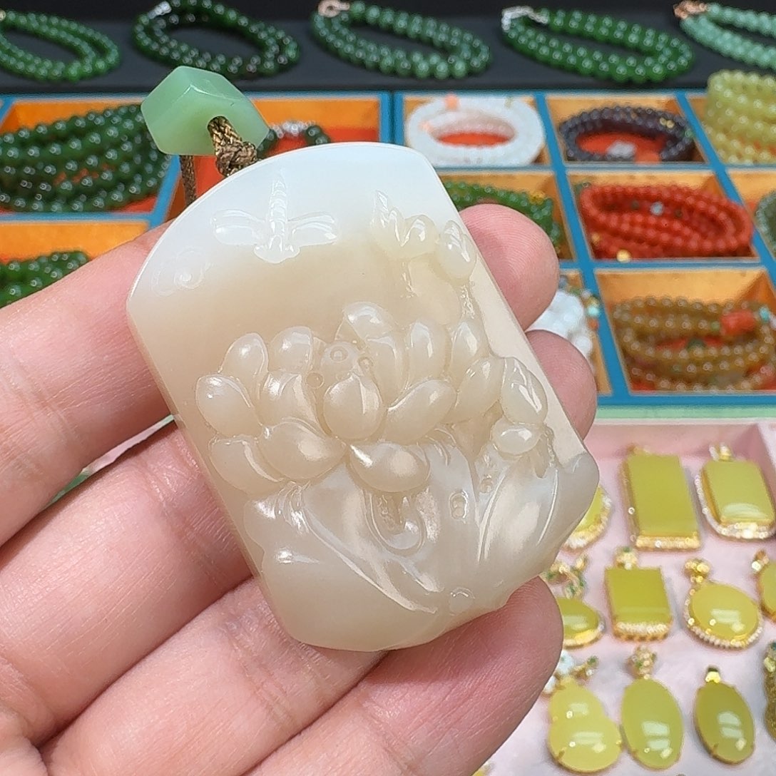 ****~和田玉未镶嵌珠宝奇石浓粉荷花牌
