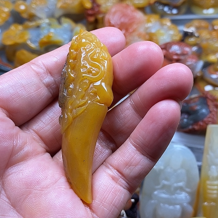 石英质玉（黄龙玉）合金颈饰