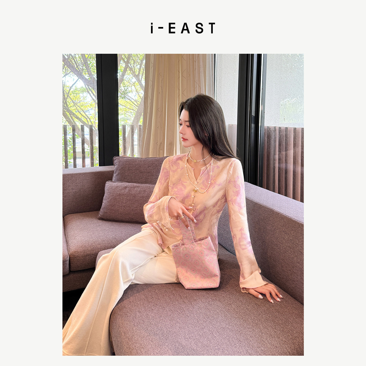 i-EAST 珐琅玛琳~V领排珠珠气质衬衫上衣-4C T12234