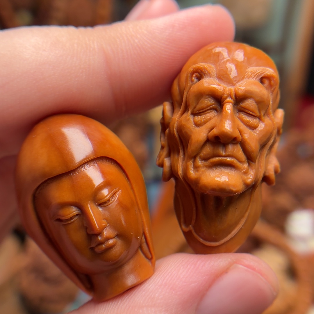 橄榄核雕刻佛头和长眉一起