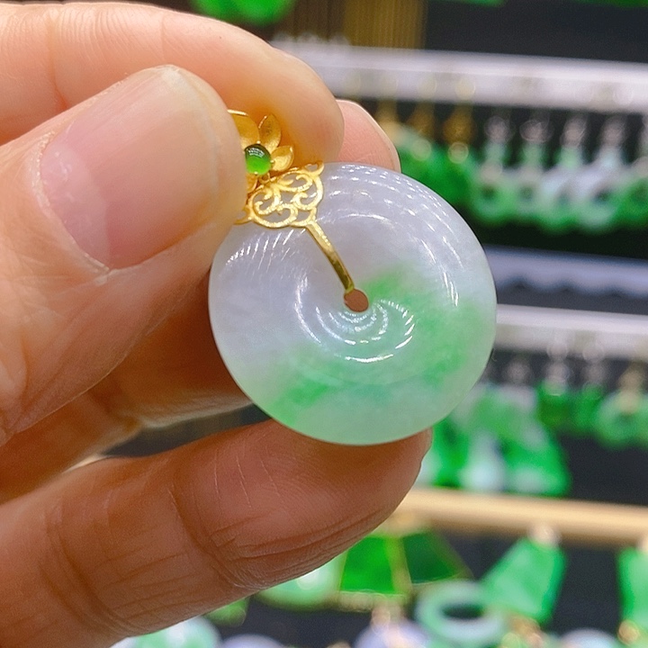 翡翠吊坠(赠链)18K金镶嵌吊坠