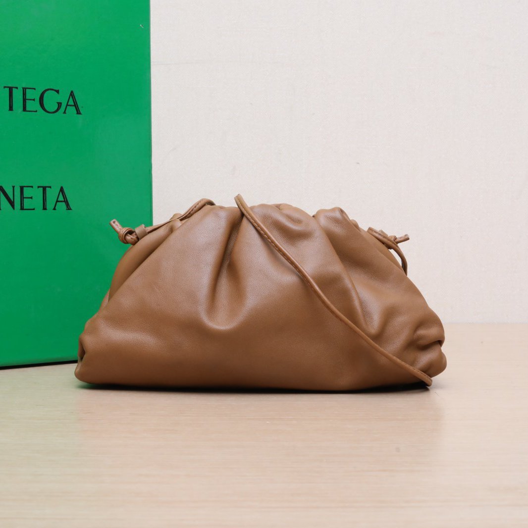 95新 BOTTEGA VENETA/葆蝶家 小花攀攀云朵包 Mini 22 焦糖色