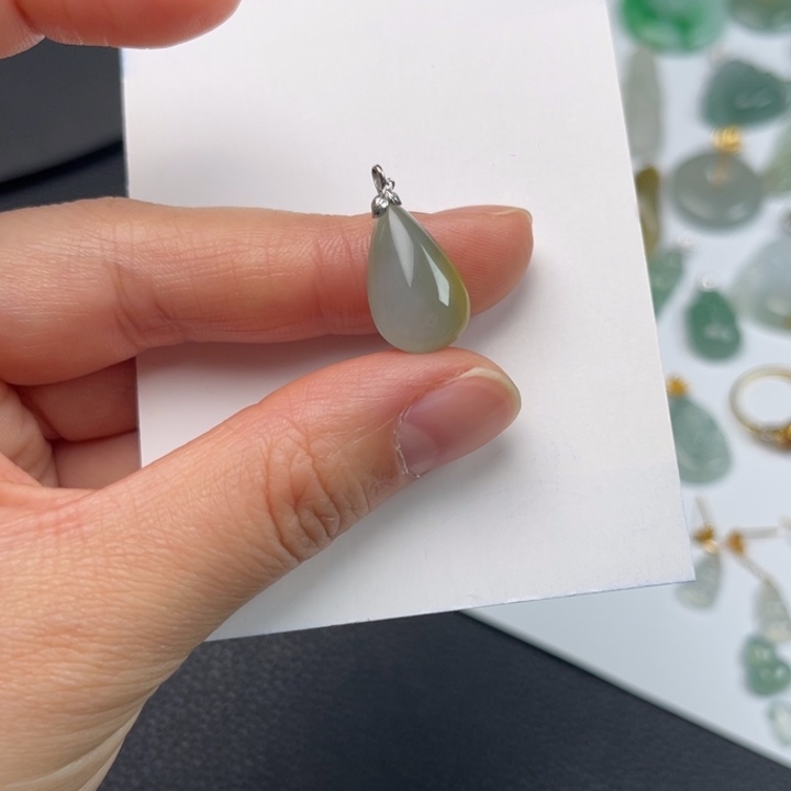 翡翠18K金镶嵌颈饰水滴