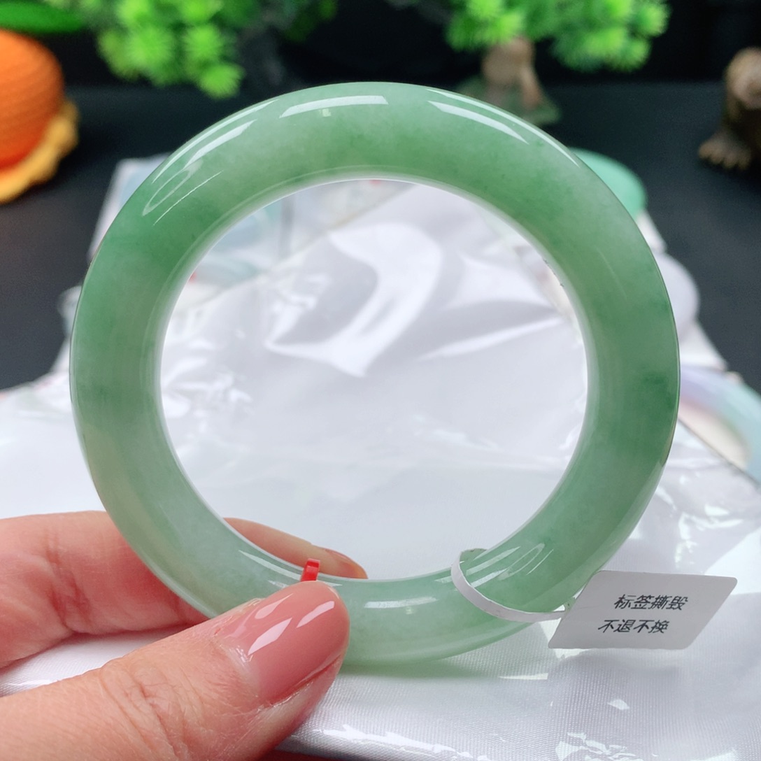 翡翠手镯未镶嵌54 55果绿飘绿
