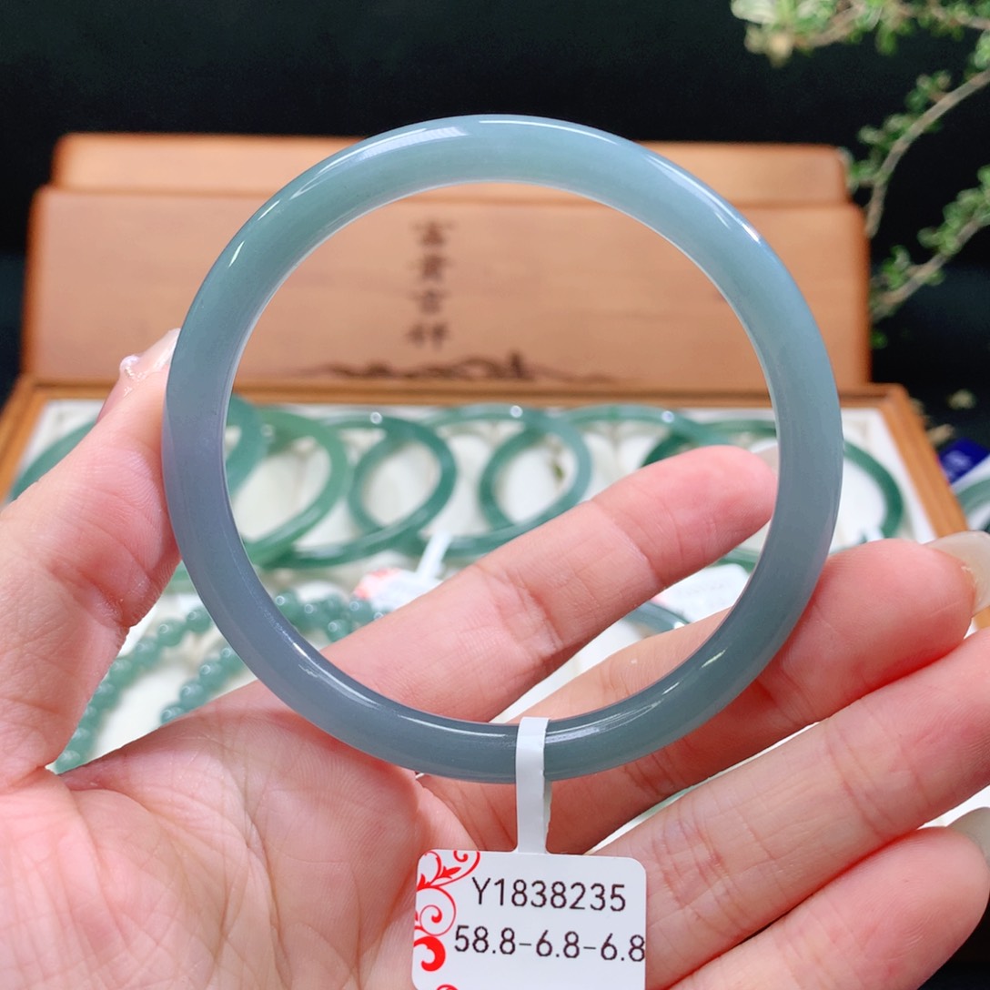 翡翠手镯未镶嵌天然